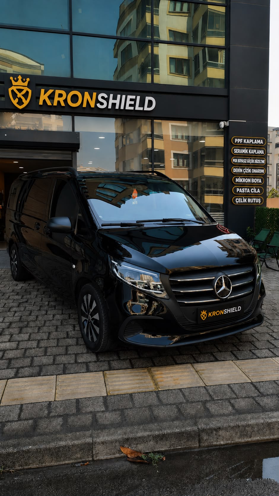 Kronshield uygulama merkezi önünde siyah Mercedes